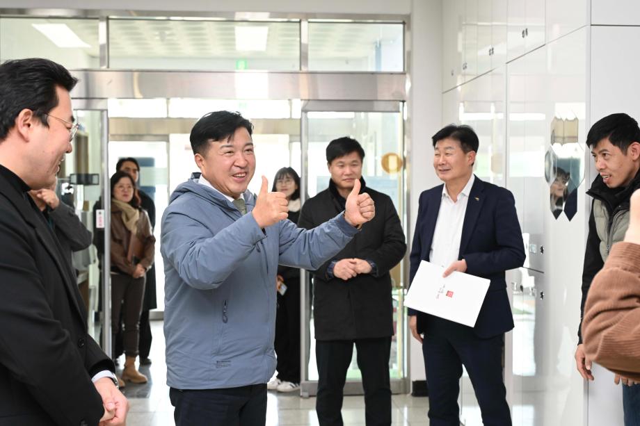 설 명절 사회복지시설 위문(예산군장애인보호작업장 원장 조영재) 이미지