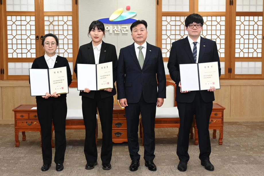신규임용자 임용장 수여식 이미지