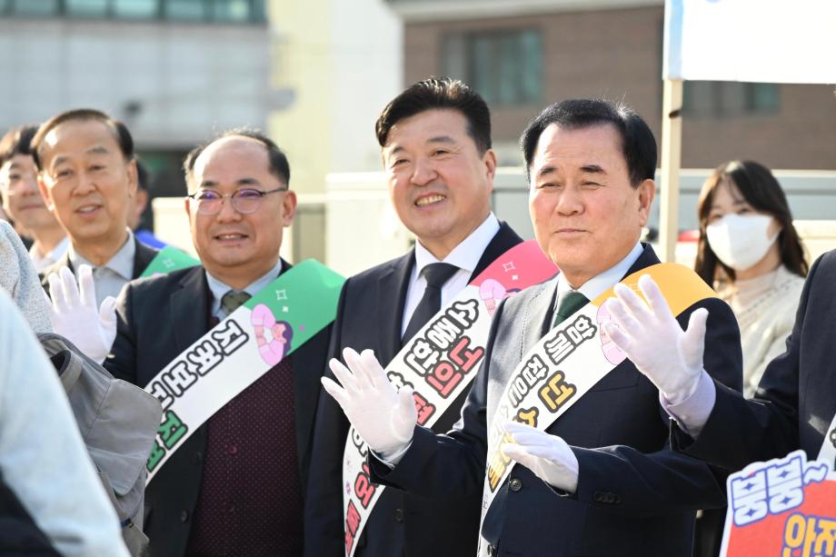 김지철 충남교육감 예스버스 격려 이미지