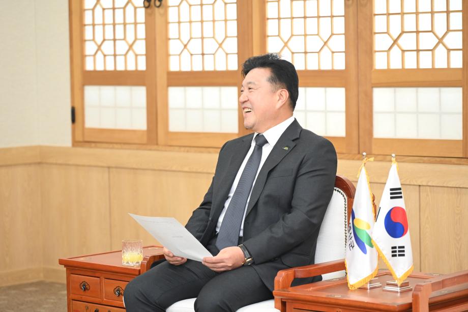 결산검사위원과 대화 이미지