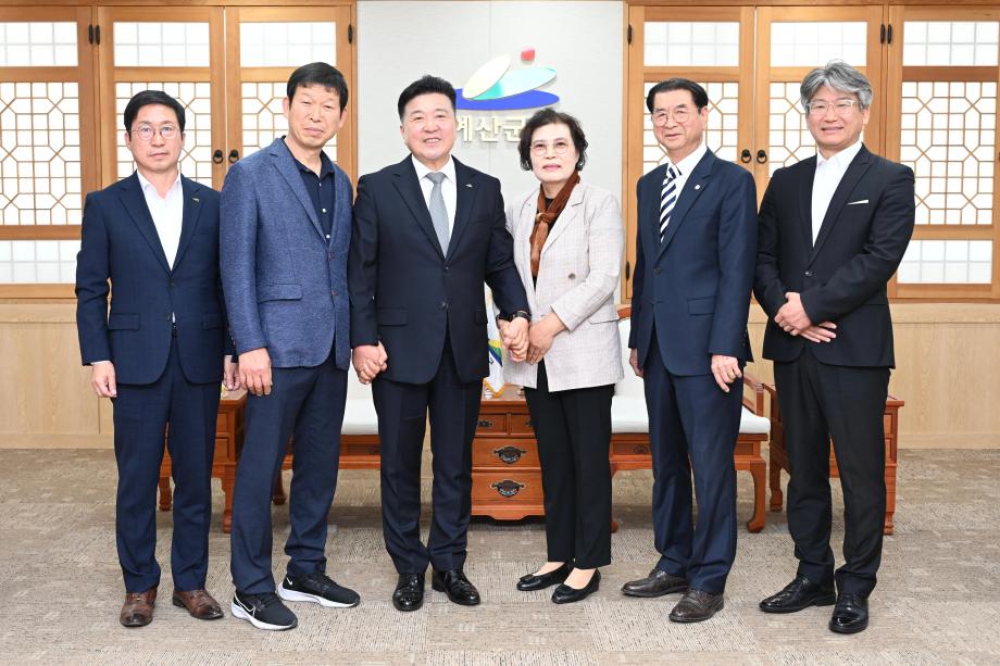 초대작가회 임원진 내방 이미지