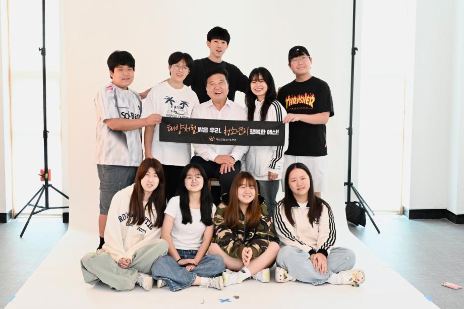 청소년참여위원과 사진촬영 이미지