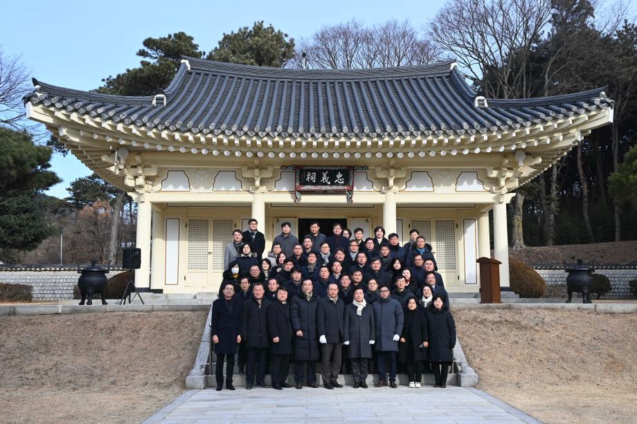 충의사 참배 이미지