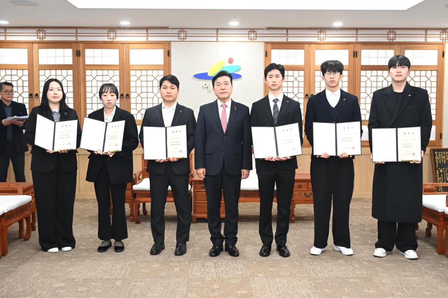 신규임용자 임용장 수여식 이미지