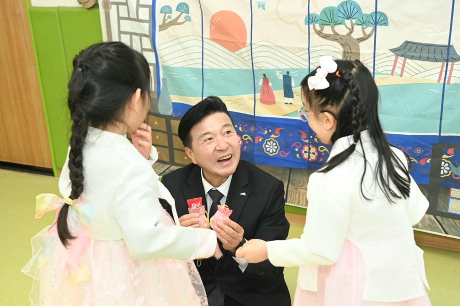 설명절 맞이 어린이집 원아 인사 이미지