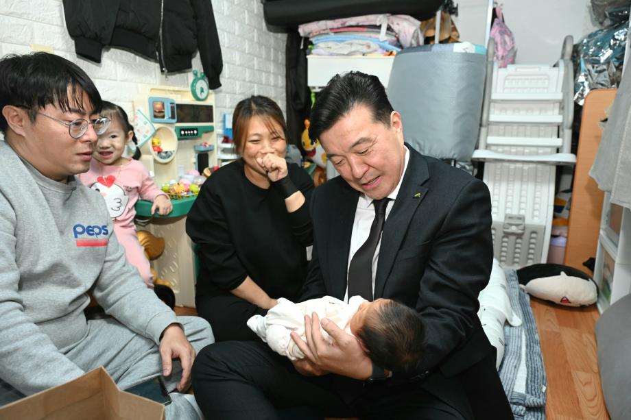 일곱째아 출산가정 방문 이미지