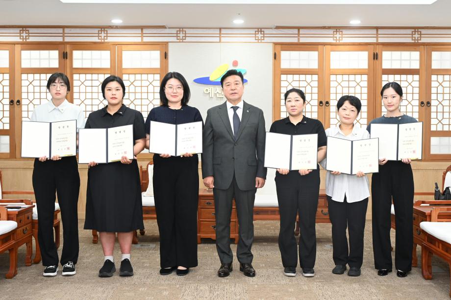 신규임용자 임용장 수여식 이미지
