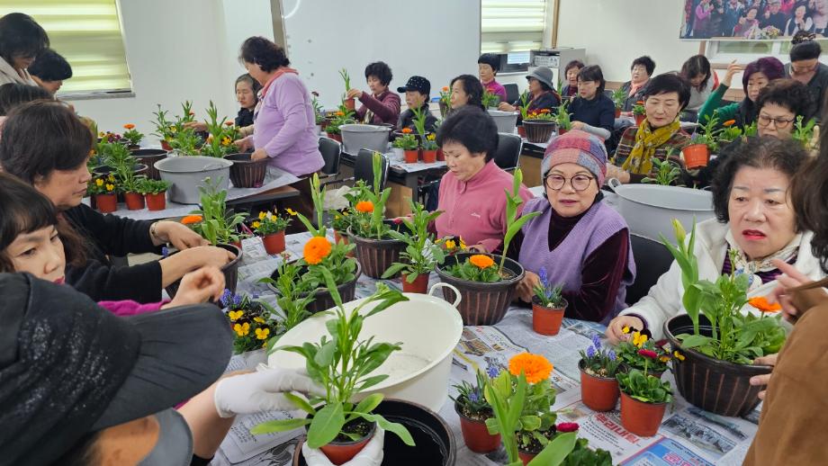 보도사진2(예산군농업기술센터, 덕산·봉산면 여성농업인 대상 생활원예 교육 성황리 추진) 이미지