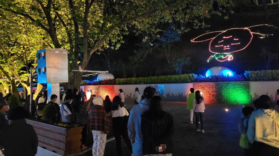 예산군, 예당호 출렁다리 ‘레이저 빔 영상쇼’ 뜨거운 호응! 이미지