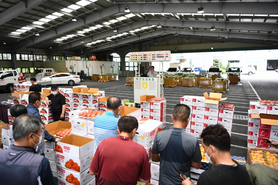 예산농산물공판장, 과일·야채 판매수익 “쑥쑥!” 농가도 “힘 쑥쑥!” 이미지