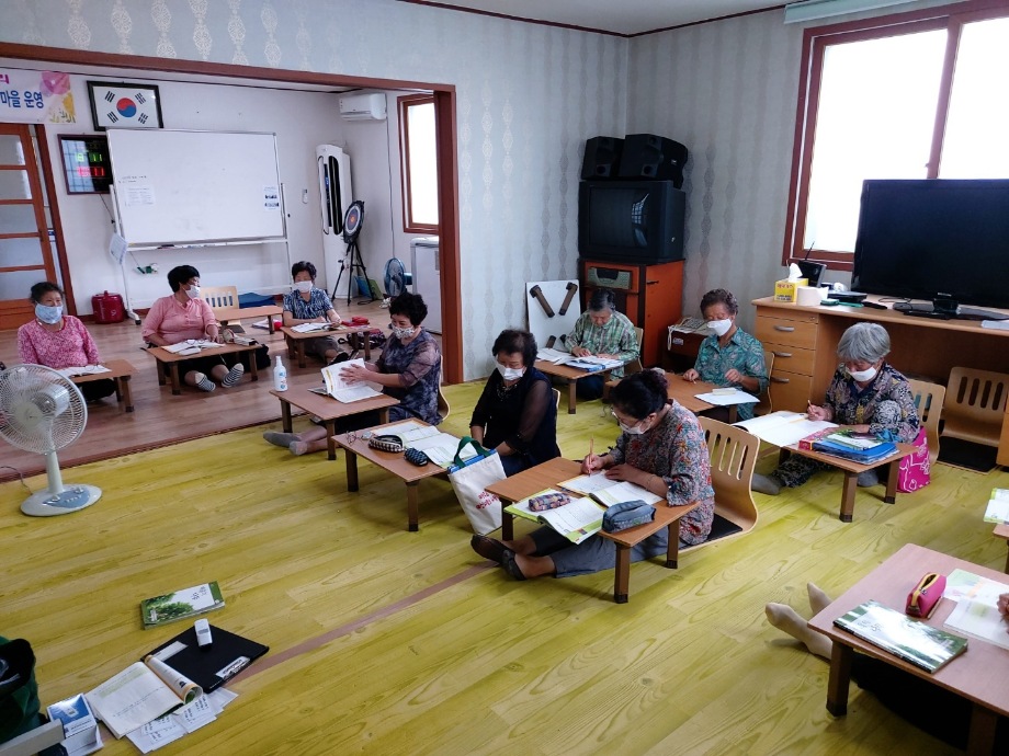 예산군 문해교실, 제17회 전국 성인문해학습자 백일장 대회서 7명 수상 쾌거 이미지