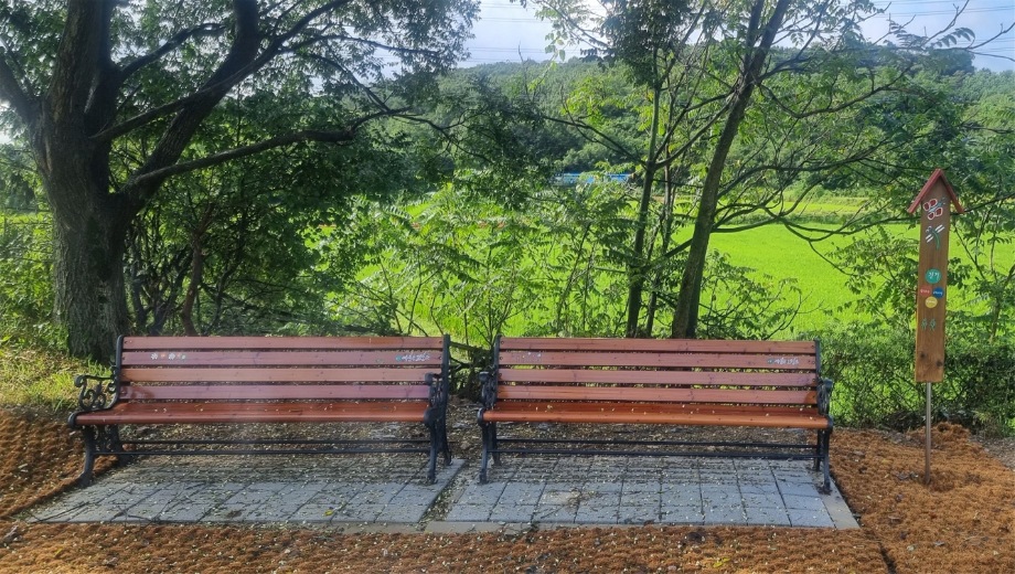 예산군, 걷기 실천 향상 위한 벤치 및 건강안내판 설치 이미지