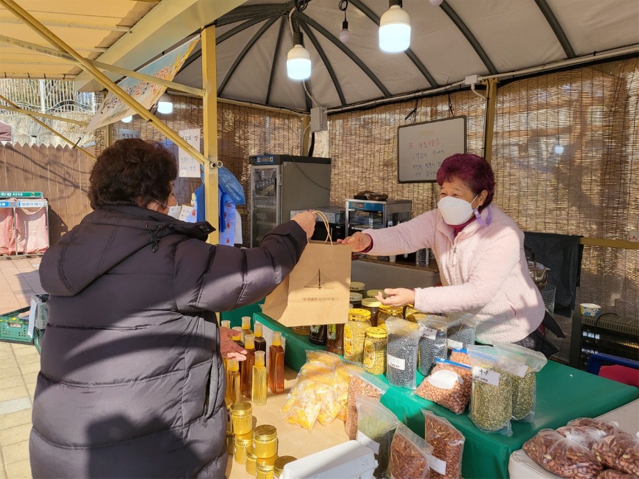 예산군, 지역농특산물 직거래장터 ‘큰 호응’ 이미지