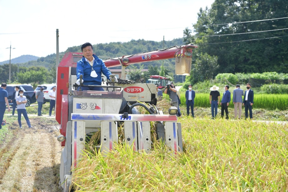 예산군, 올해 첫 벼베기 실시 이미지