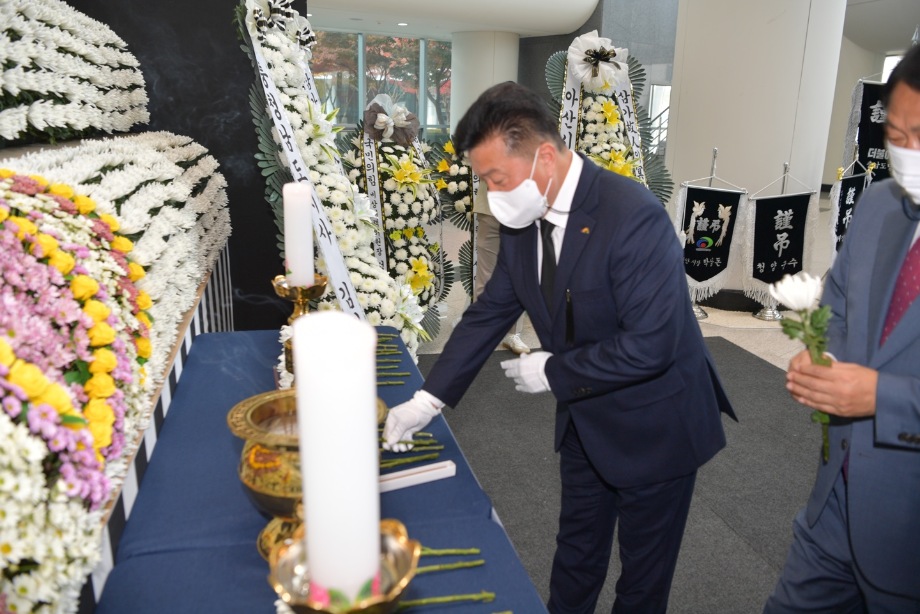 최재구 예산군수, 충남도청 이태원 사고 합동분향소 조문 이미지