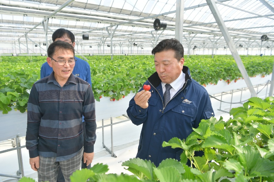최재구 예산군수, ‘스마트팜’ 농가 격려 및 미래 먹거리 논의 이미지