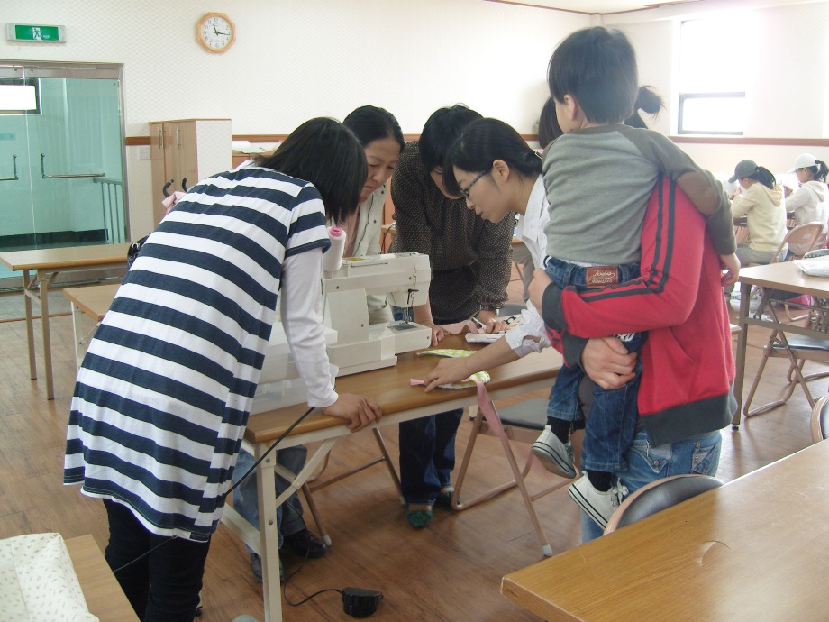 여성사회교육 수업 모습(홈패션) 이미지