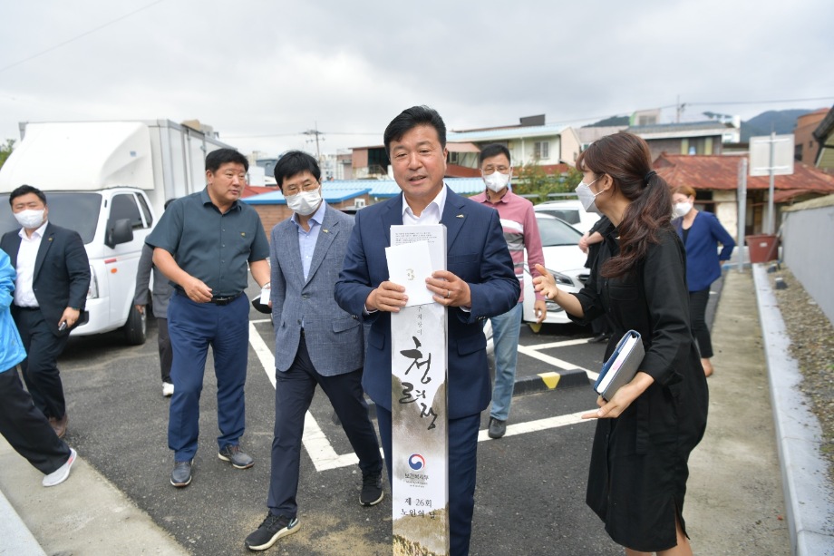 100세 어르신 장수지팡이 전달 이미지