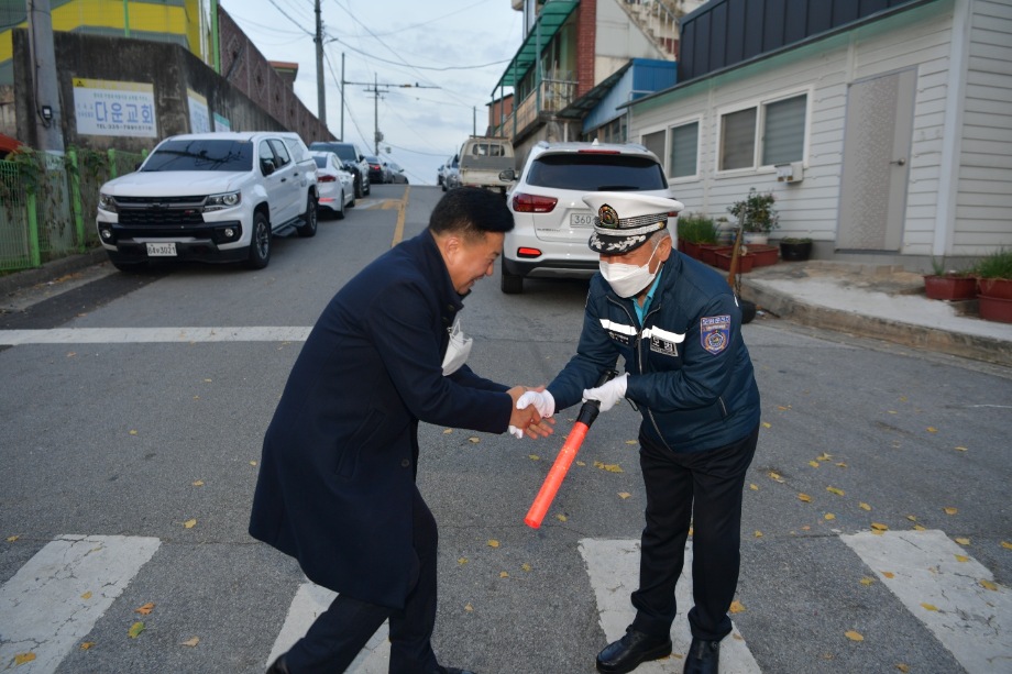 2023학년도 대학수학능력시험장 교통지원봉사자 격려 이미지
