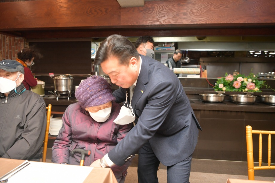 예산군 노인종합복지관 연화주간보호센터 은빛 효잔치 이미지