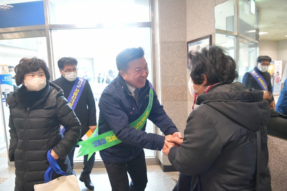 예산군 새마을회 설맞이 귀성객 꾸러미 나눔 행사 이미지