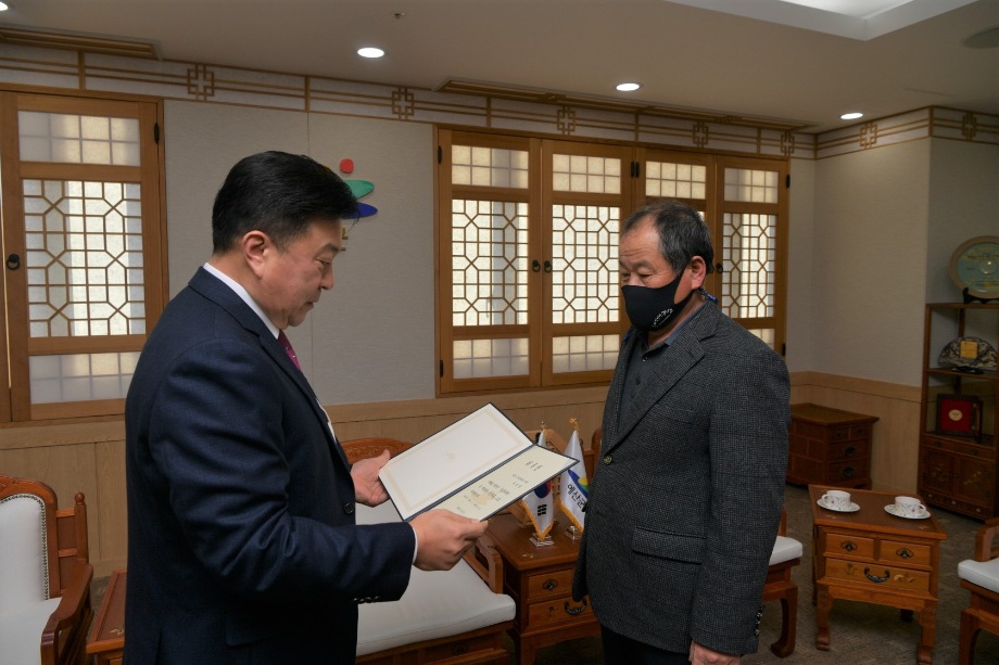 공공비축미곡매입품종 선정 위원회 위촉장 수여 이미지