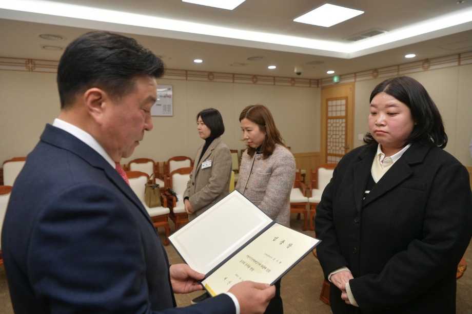 신규실무수습직원 발령장 및 신규공무원 임용장 수여 이미지