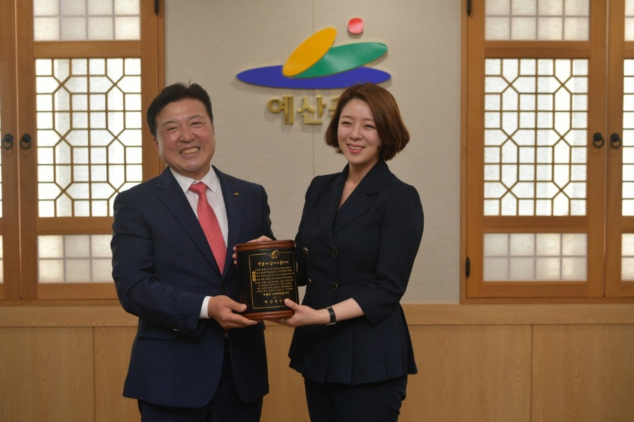 배현진 의원 감사패 전달 이미지