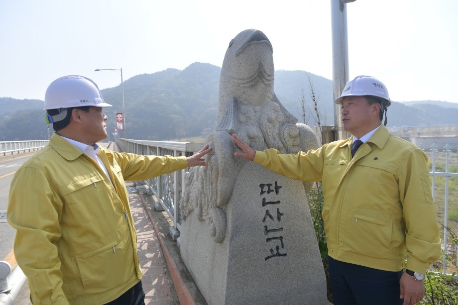 딴산교 및 수문 현장 점검 이미지