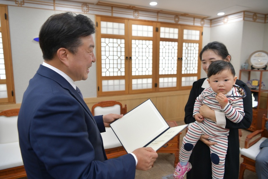 예산군보육정책위원회 위촉장 수여 이미지