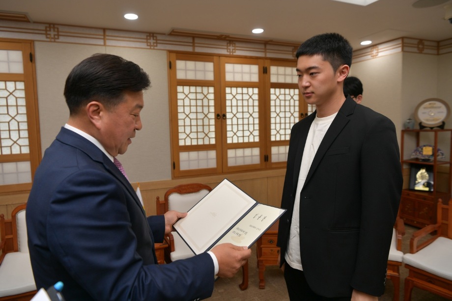 신규 공중보건의사 배치 임용장 수여 이미지