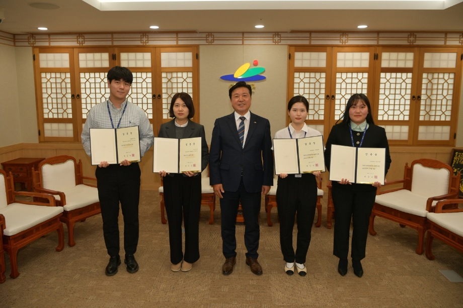 신규공무원 임용장 수여 이미지