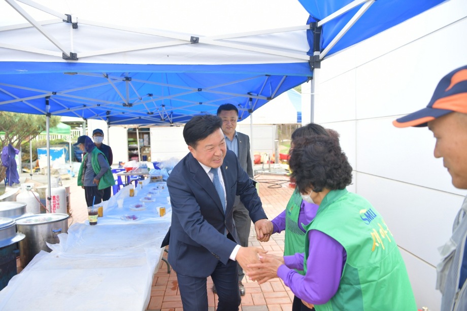 신암면 어버이날 축제 준비 종사자 격려 이미지