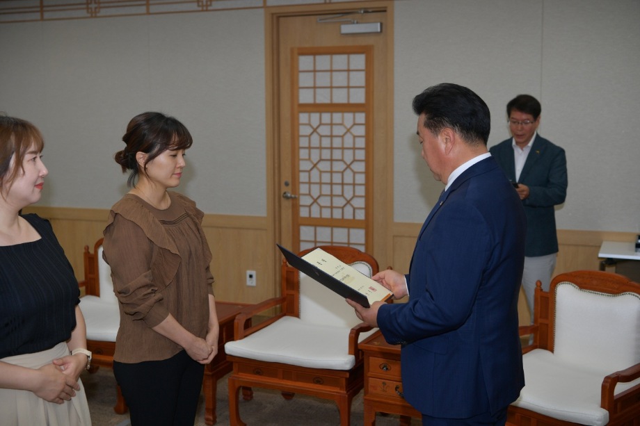 신규 공무원 임용장 수여 이미지