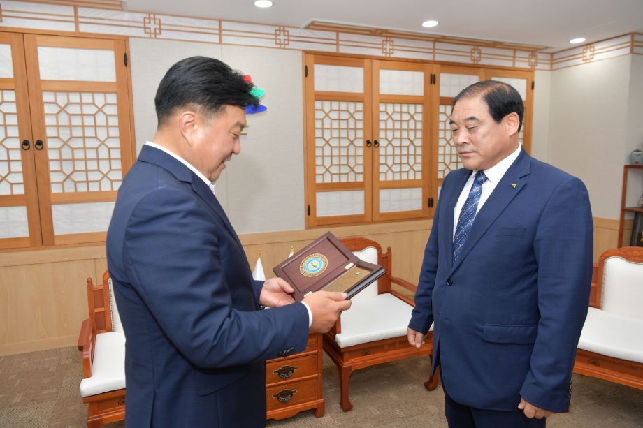 박영산 산업건설국장 공적패 수여 이미지