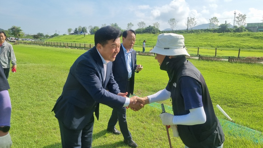 파크골프장 침수피해  시설복구 참여자 격려 이미지