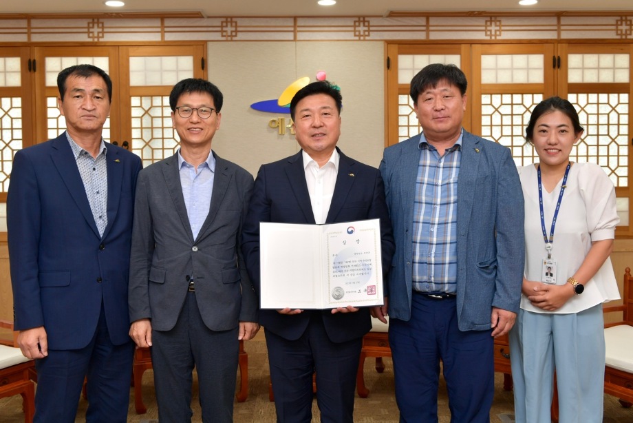 제17회 전국 지역사회보장협의체 역량강화 컨퍼런스 우수사례 공모 우수상 수상 기념촬영 이미지