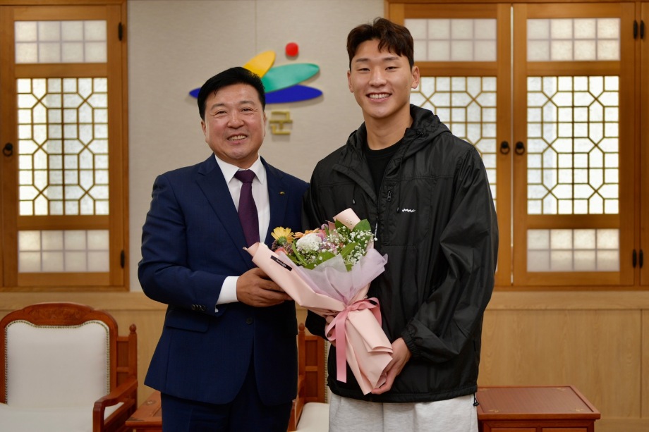 항저우 아시안게임 축구 금메달리스트 골키퍼 이광연 선수 방문 이미지