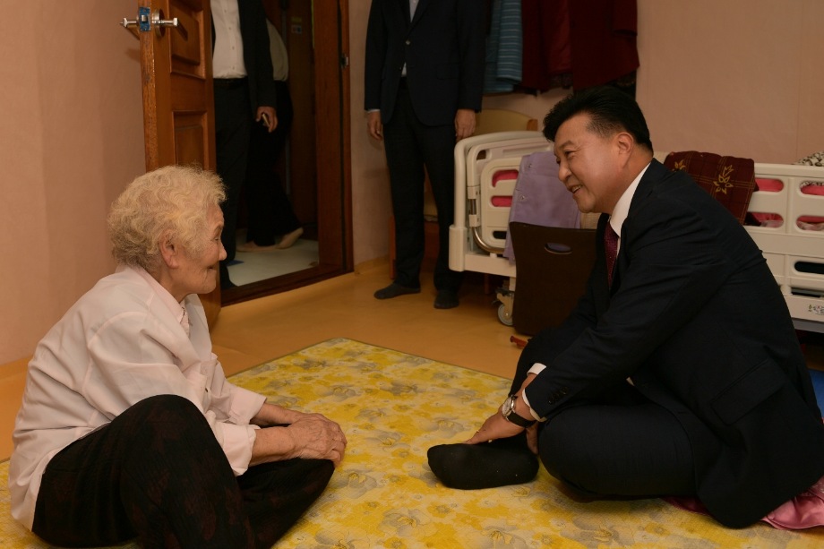 100세 어르신 장수지팡이(청려장) 전달 이미지