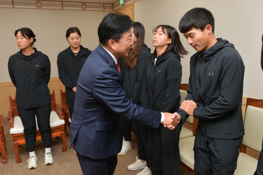 아시안게임 및 전국체전 참가 조정팀 선수 격려 이미지