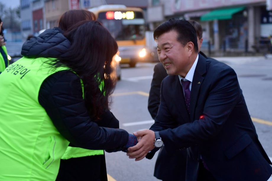 대학수학능력시험장 교통지원 격려 이미지