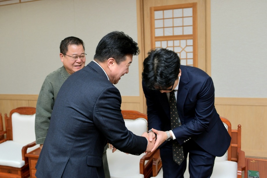 연말 이웃돕기 성금 기탁(고려비엔피,대도가축약품,정다운환경) 이미지