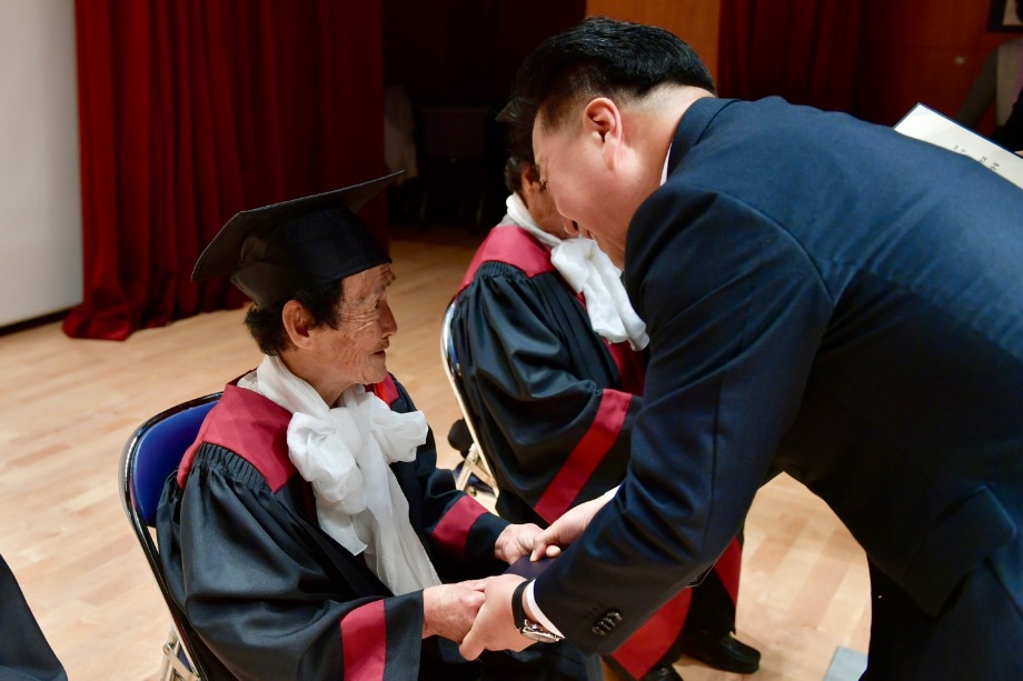 예산군문예학교 졸업식 이미지