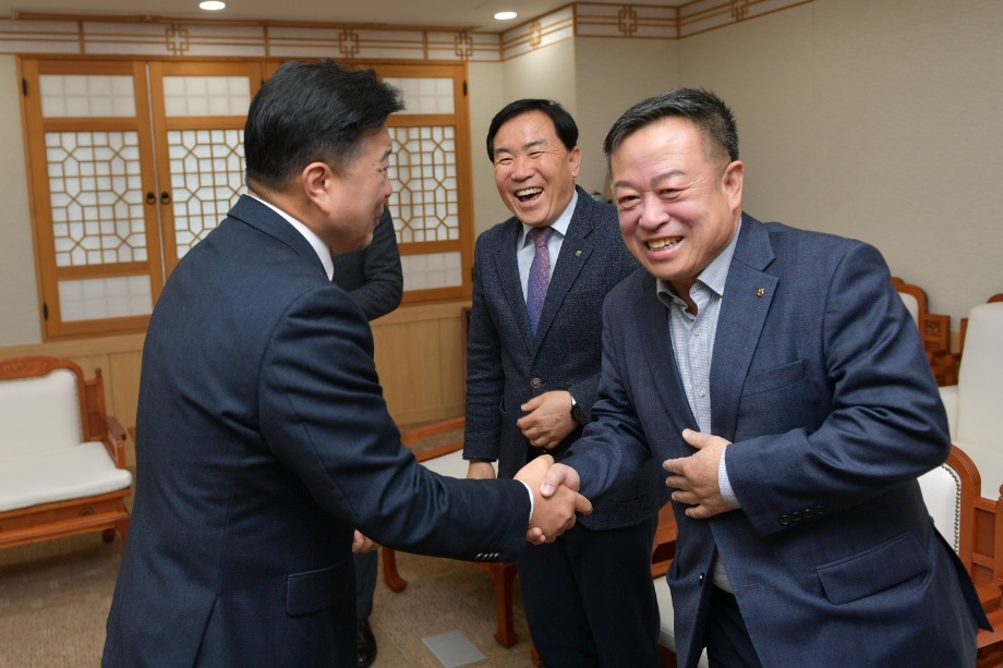 연말 이웃돕기 성금 기탁(농협군지부) 이미지