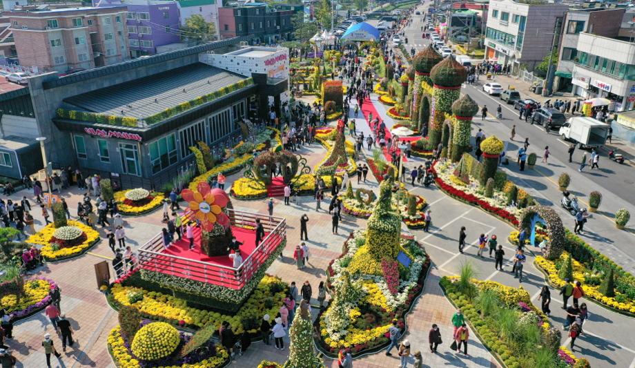 2017년 처음 개최한 예산장터 삼국축제는 예산을 대표하는 3국인 국화, 국밥, 국수를 테마로 다채로운 국화와 국화분재를 전시하여 가을의 향기를 만끽할 수 있으며 백종원 국밥거리의 따끈한 국밥을 맛보고 전통방식으로 국수면을 말리는 모습을 볼 수 있는 예산의 대표 축제이다.
이 밖에도 문화공연, 체험행사, 백종원의 먹거리장터를 운영하며 농특산물 홍보 및 판매도 진행하여 방문객의 오감을 만족시킨다.
