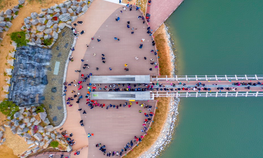봄기운이 가득한 4월을 맞이하여 가족, 친구, 연인이 함께 건강하고 화목한 가정 도모와 군민 화합의 장을 마련하여 공연, 체험, 홍보 등으로 즐거움이 가득한 『가족사랑 걷기대회』를 매년 개최한다.