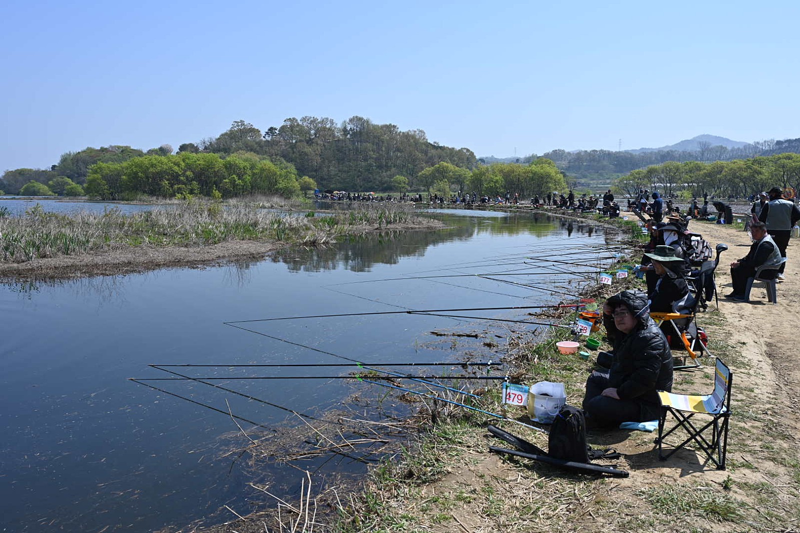 예당저수지는 웬만한 낚시꾼이면 두 서너 번 다녀오지 않은 사람이 없을 정도로 한국 최대의 저수지 낚시터요, 언제나 조과가 보장되는 전천후 낚시터이다.